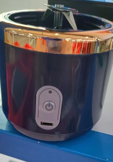 Frullatore portatile e ricaricabile USB comodo ed utile per qualsiasi tipo di necessità!